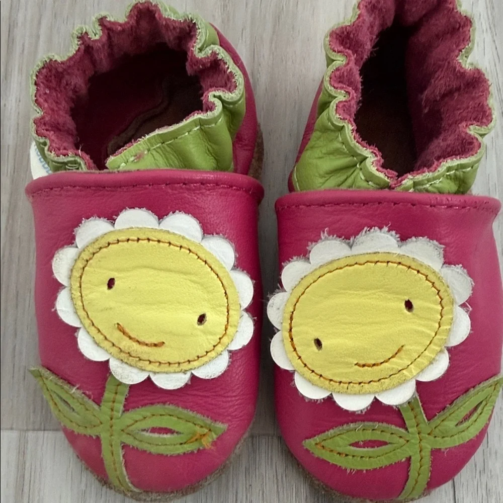 ROBEEZ Pink and Green Shoes with Flower Design size 0-6 months